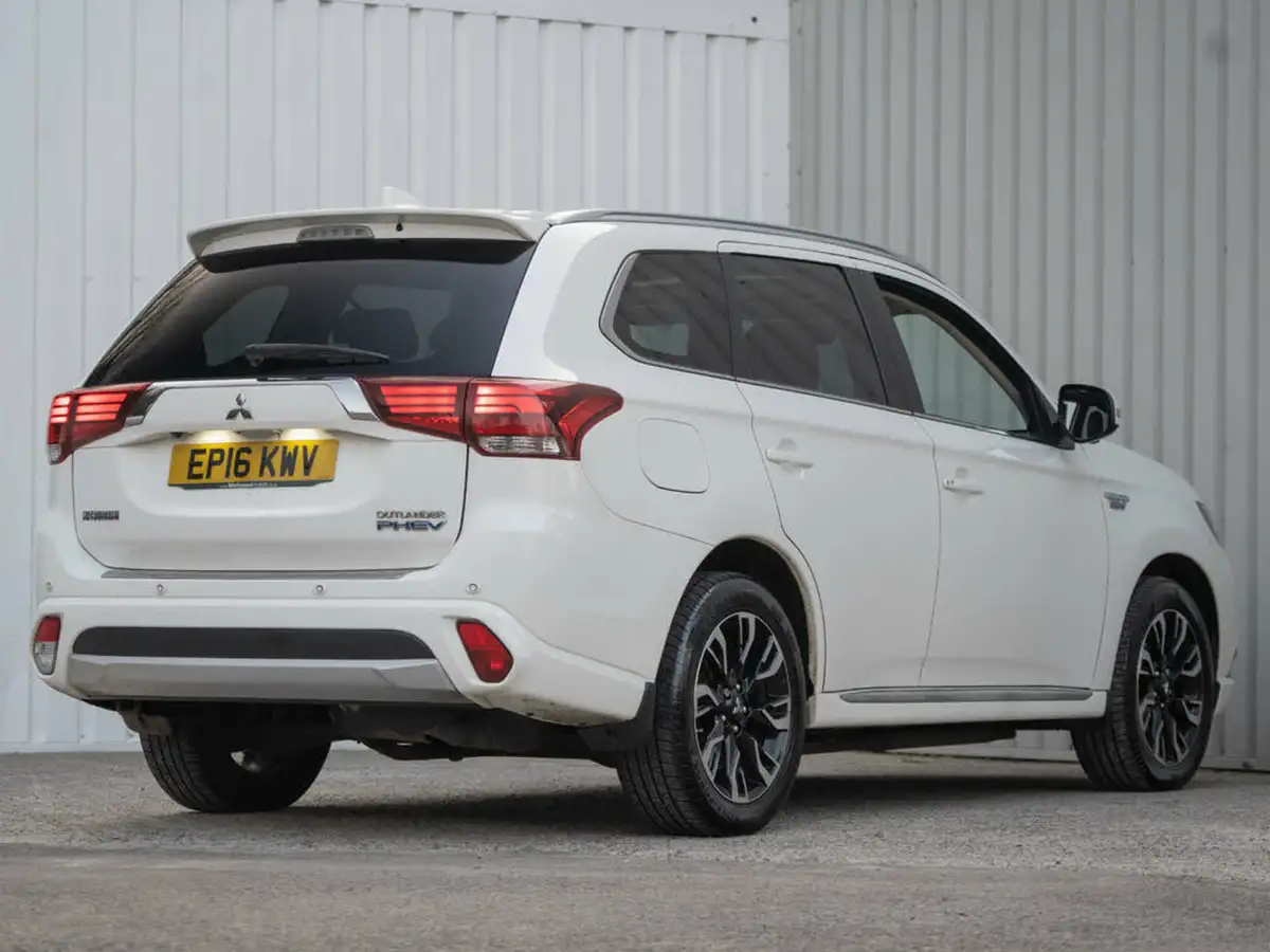 2016-mitsubishi-outlander-20-gx5hs-phev-big-24