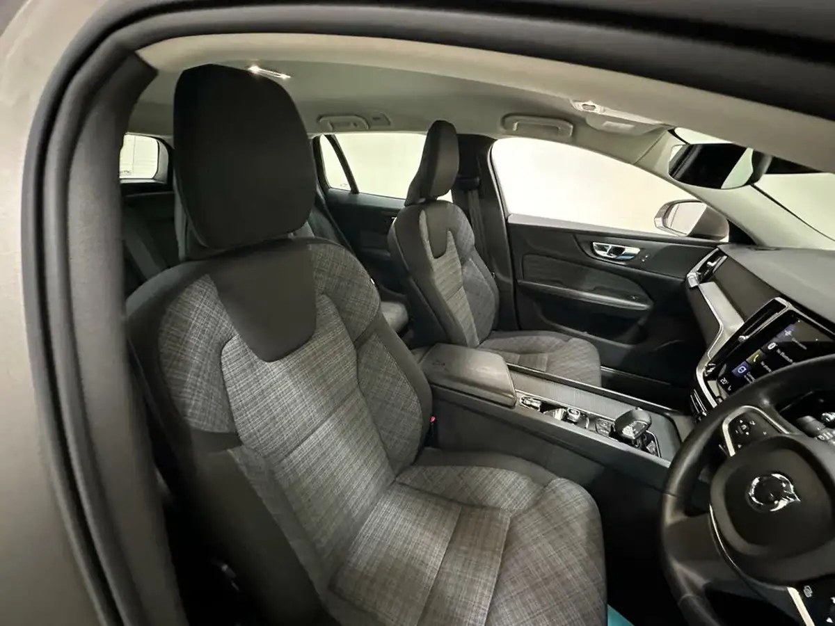 2021-volvo-v60-20-b3-momentum-161bhp-big-10