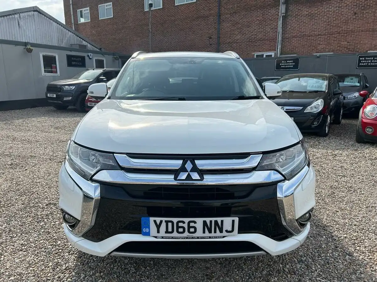 2016-mitsubishi-outlander-20-gx4h-phev-big-2