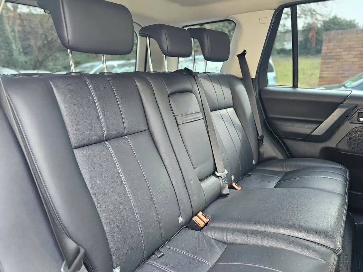 2011-land-rover-freelander-2-32-4x4-big-25