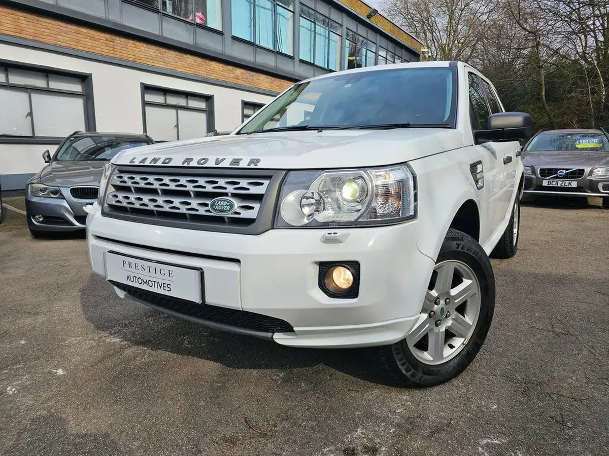 2011-land-rover-freelander-2-32-4x4-big-0