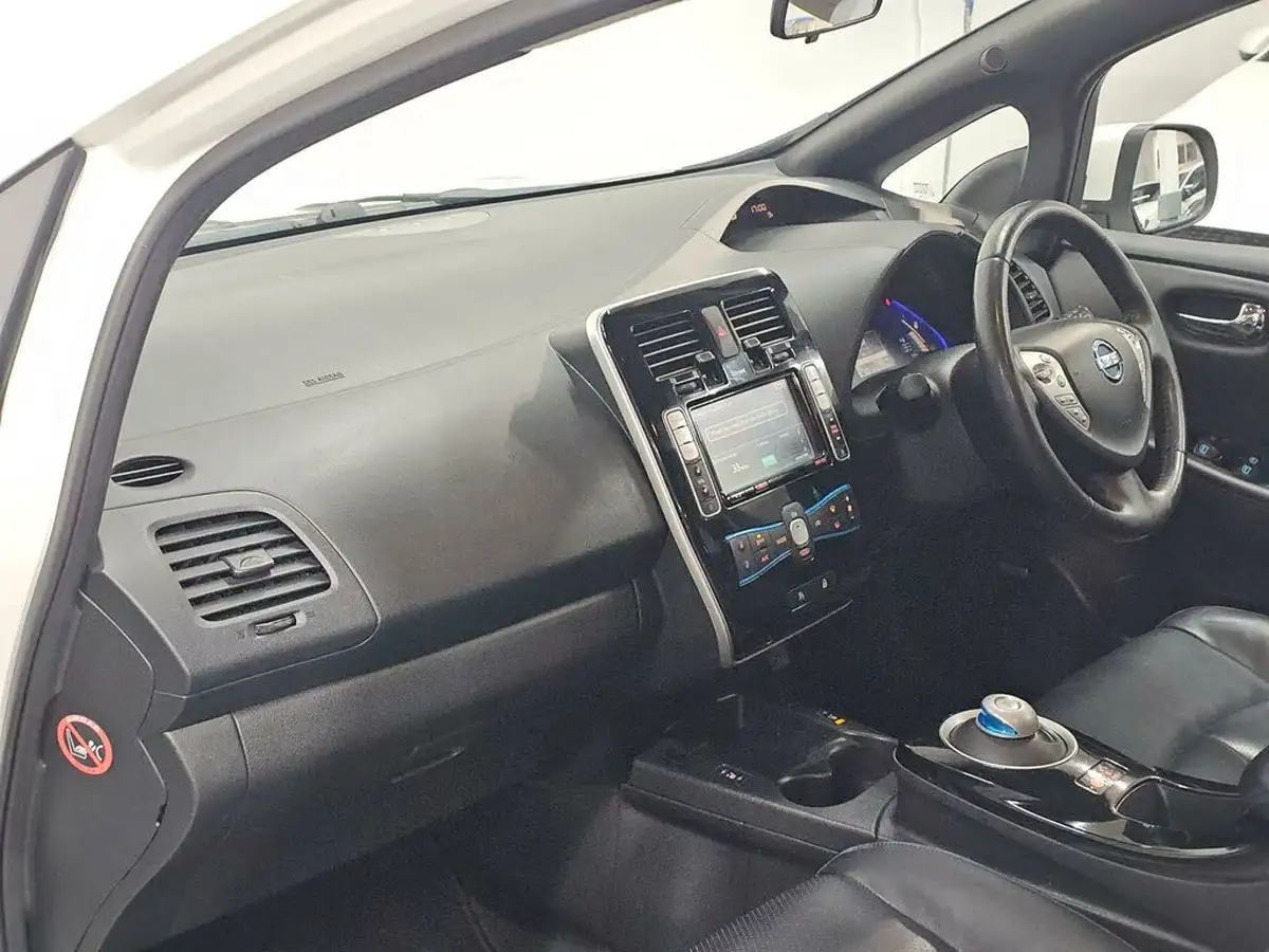 2015-nissan-leaf-e-tekna-24kwh-big-17
