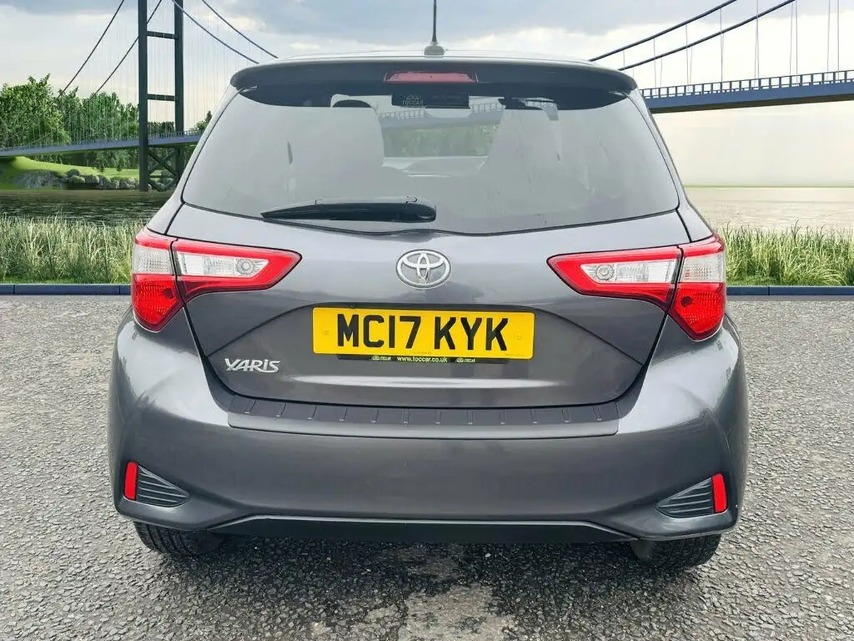 2017-toyota-yaris-15-vvt-i-design-panoramic-roof-1497cc-big-4