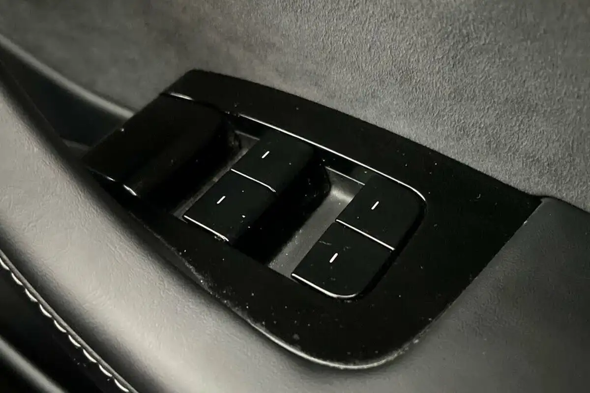2020-tesla-model-3-e-long-range-big-37