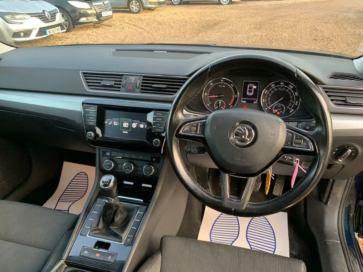 2015-skoda-superb-16tdi-se-120ps-ss-hatchback-big-11