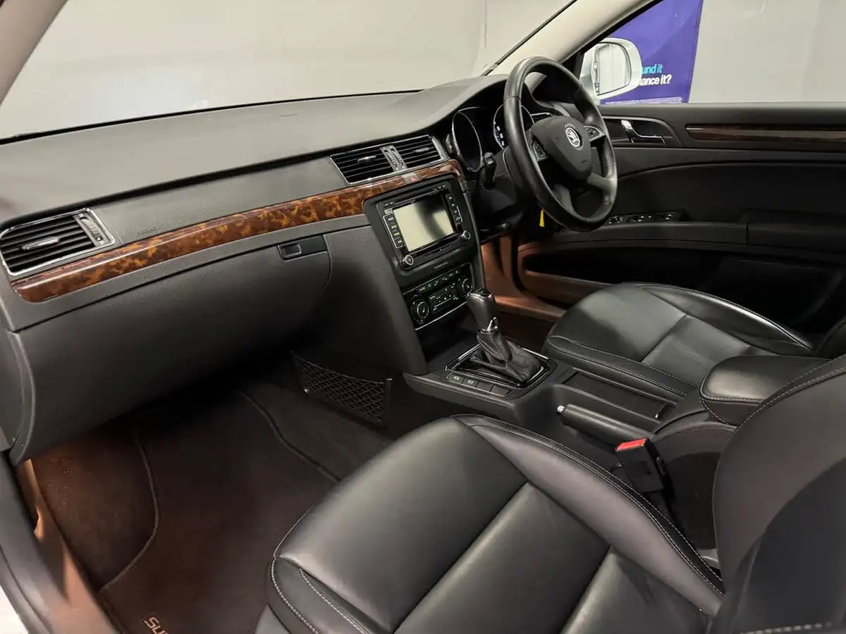2015-skoda-superb-18-elegance-hatchback-big-14