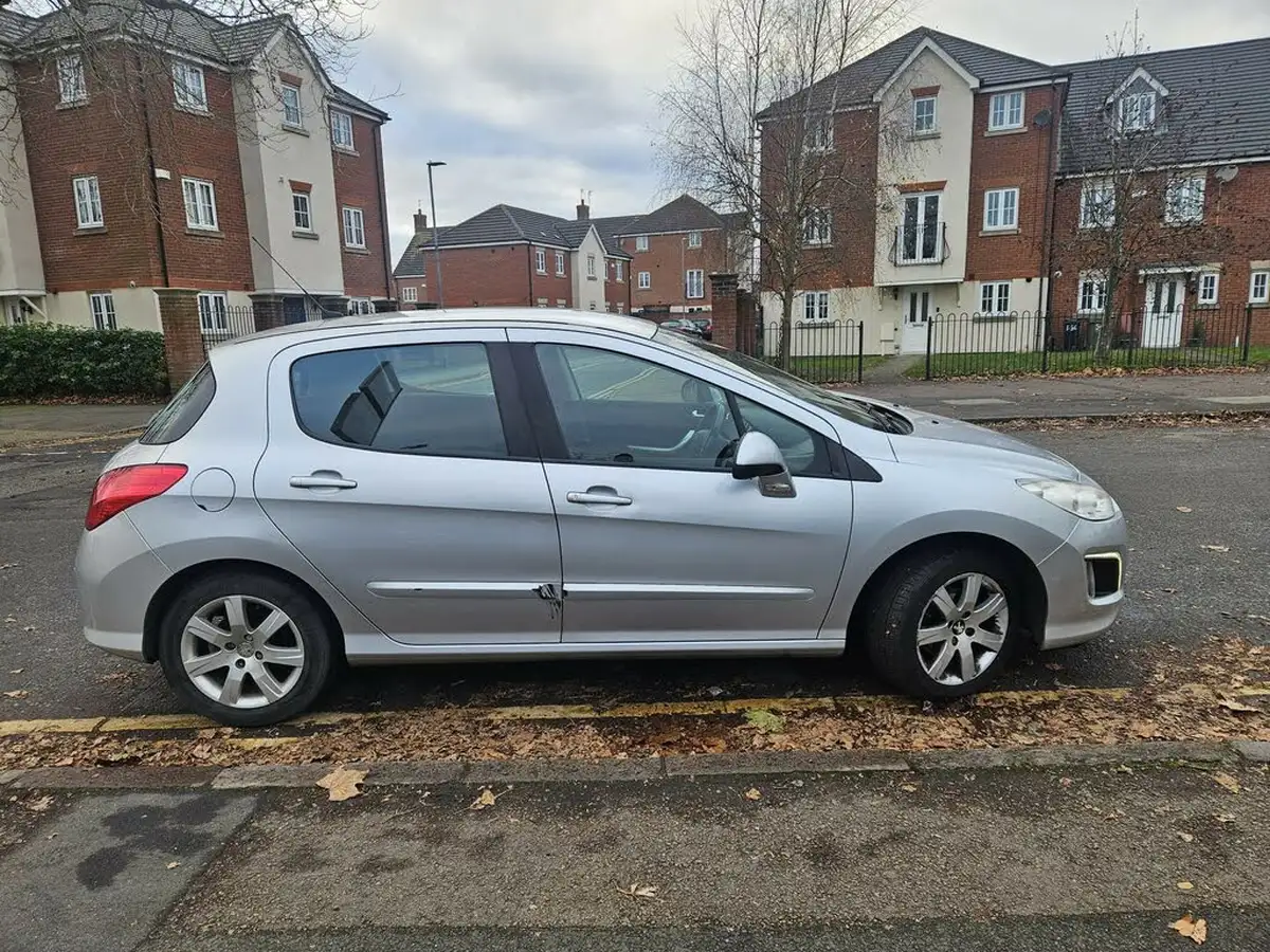 2013-peugeot-308-16hdi-active-fap-nav-big-7
