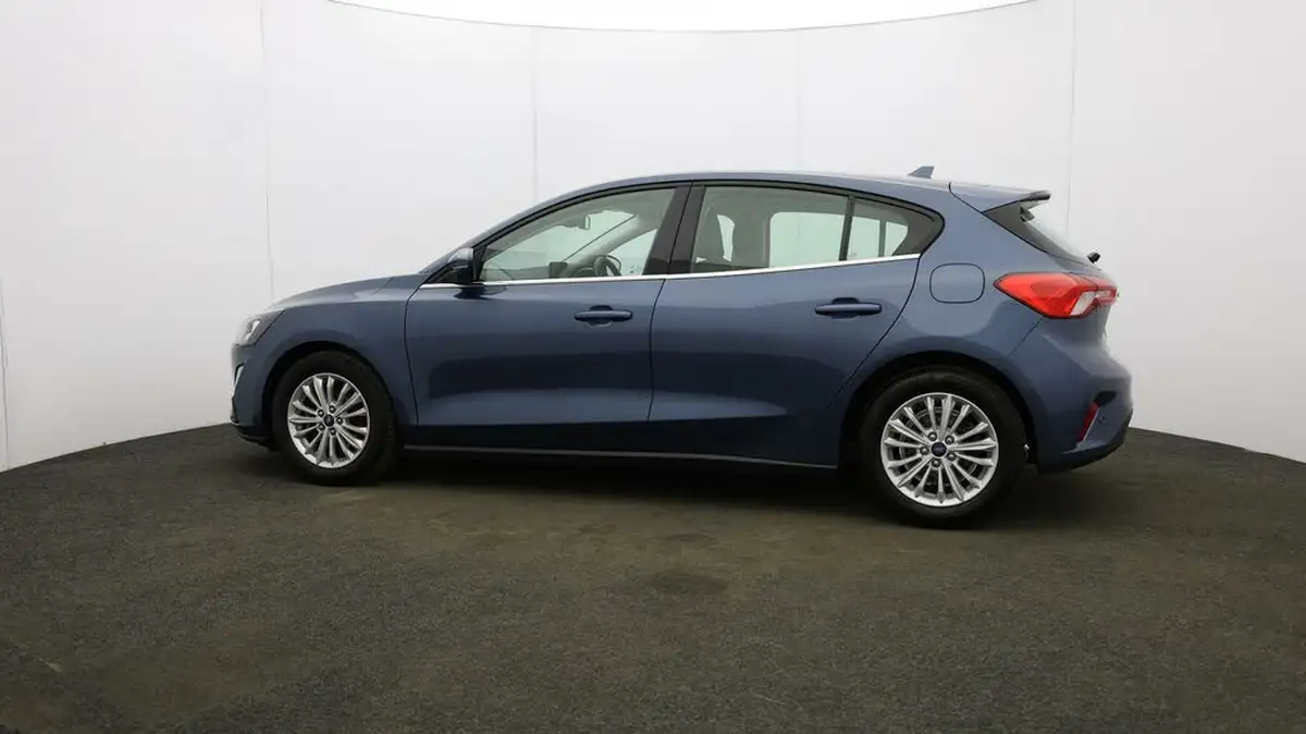 2021-ford-focus-15-titanium-edition-hatchback-big-3