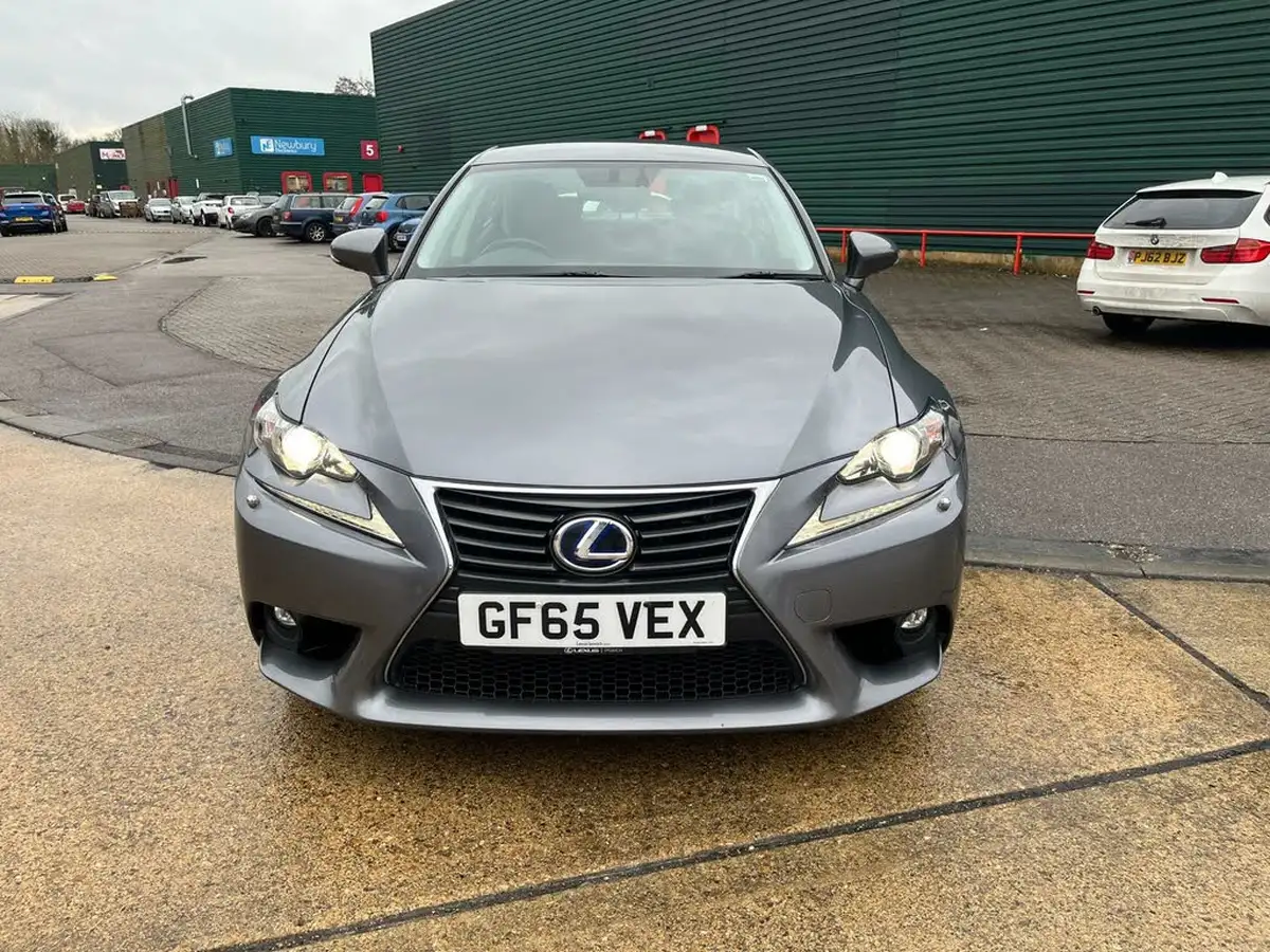2015-lexus-is-300h-25-advance-big-1