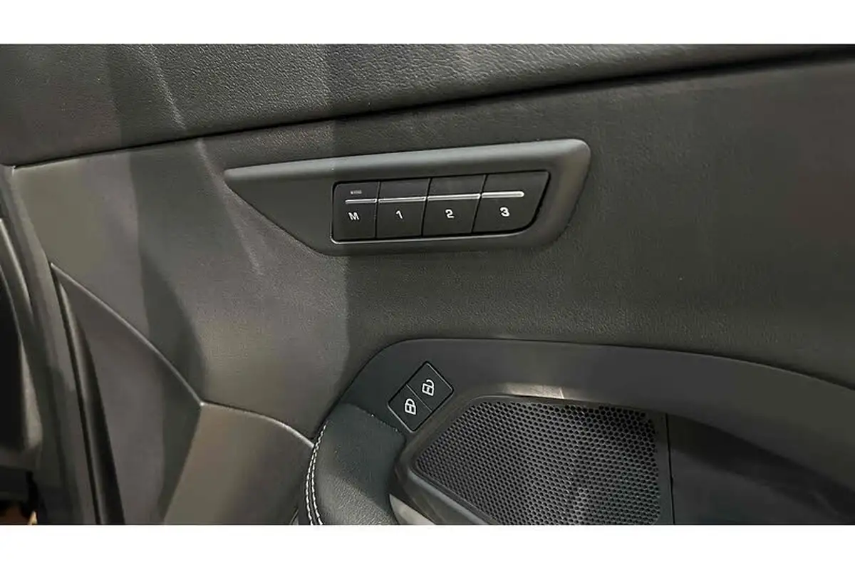 2023-jaguar-e-pace-15-p300e-r-dynamic-black-big-36