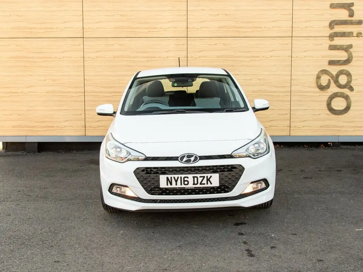 2016-hyundai-i20-12-se-hatchback-5d-big-4