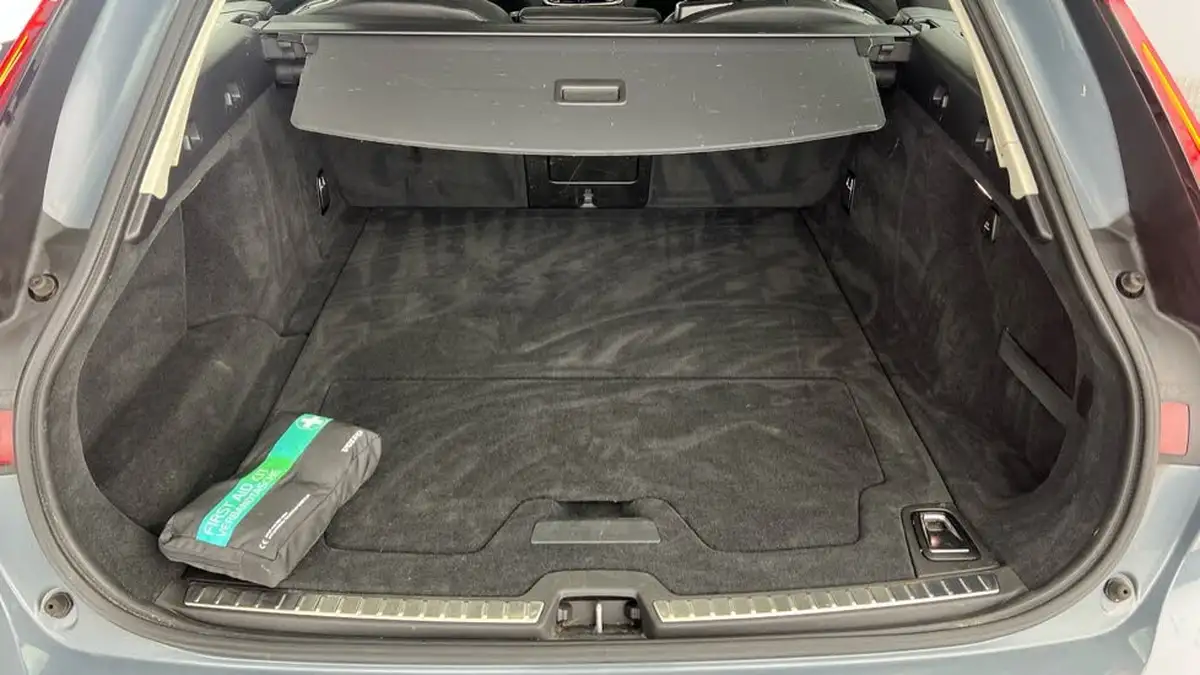 2022-volvo-v90-20-b4-core-197bhp-big-4