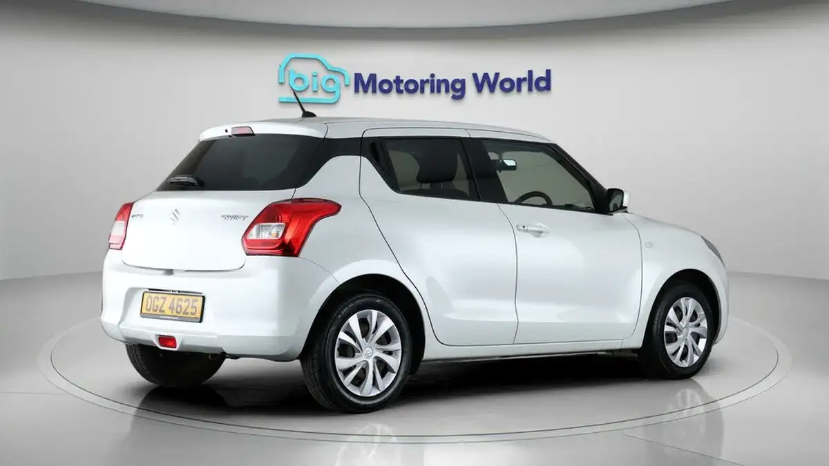 2019-suzuki-swift-12-dualjet-attitude-big-7