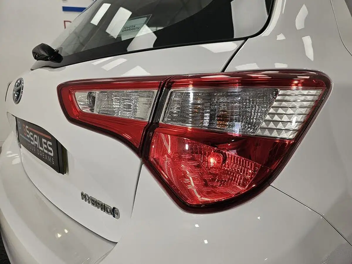 2017-toyota-yaris-15-vvt-i-icon-tech-98bhp-hybrid-1497cc-e-cvt-big-39