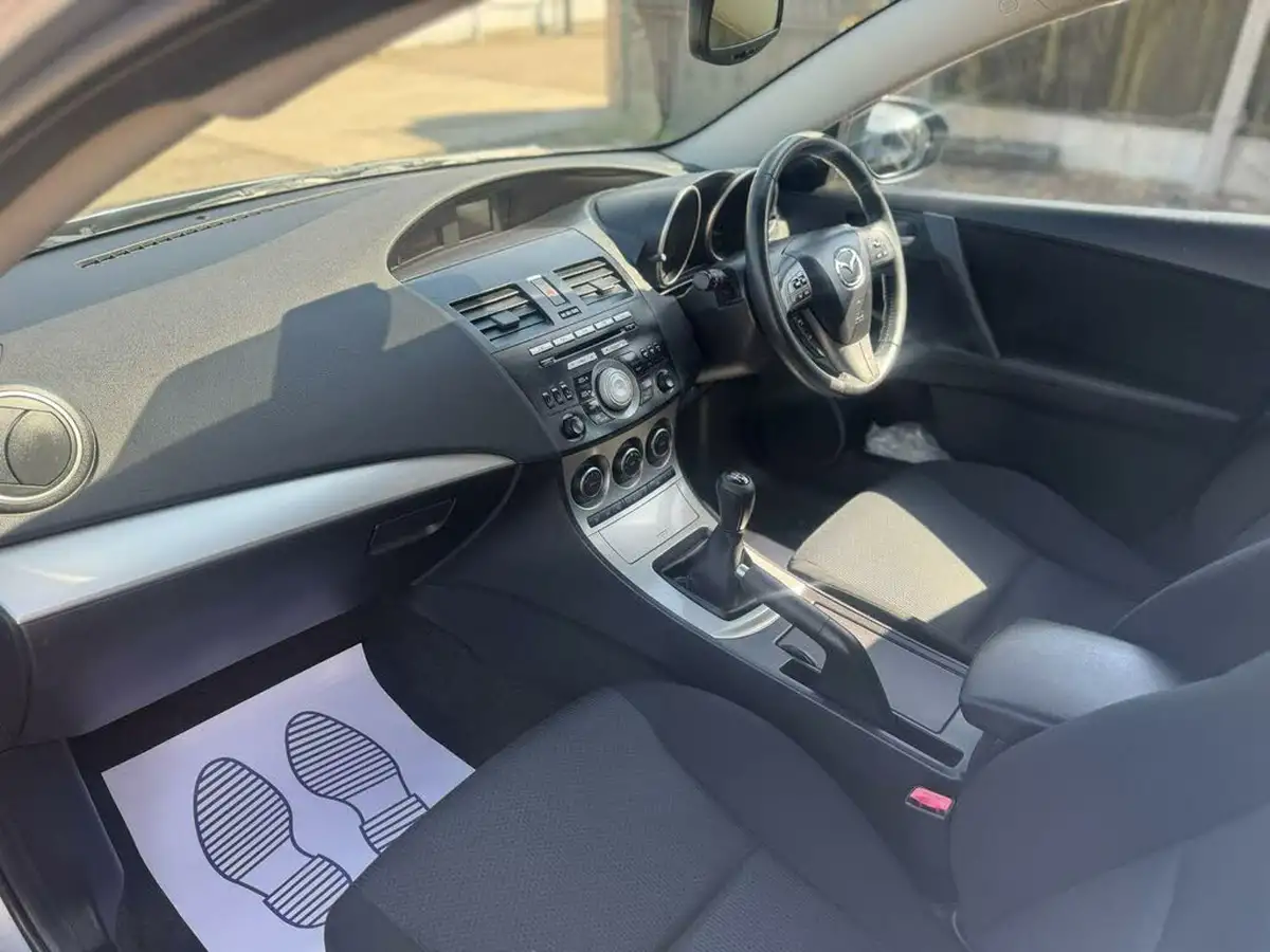 2010-mazda-mazda3-16-ts2-big-10