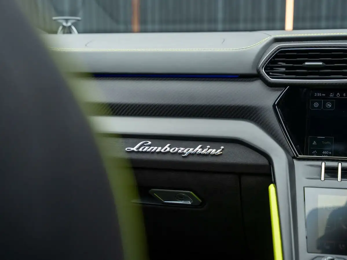2022-lamborghini-urus-40-no-trim-big-63