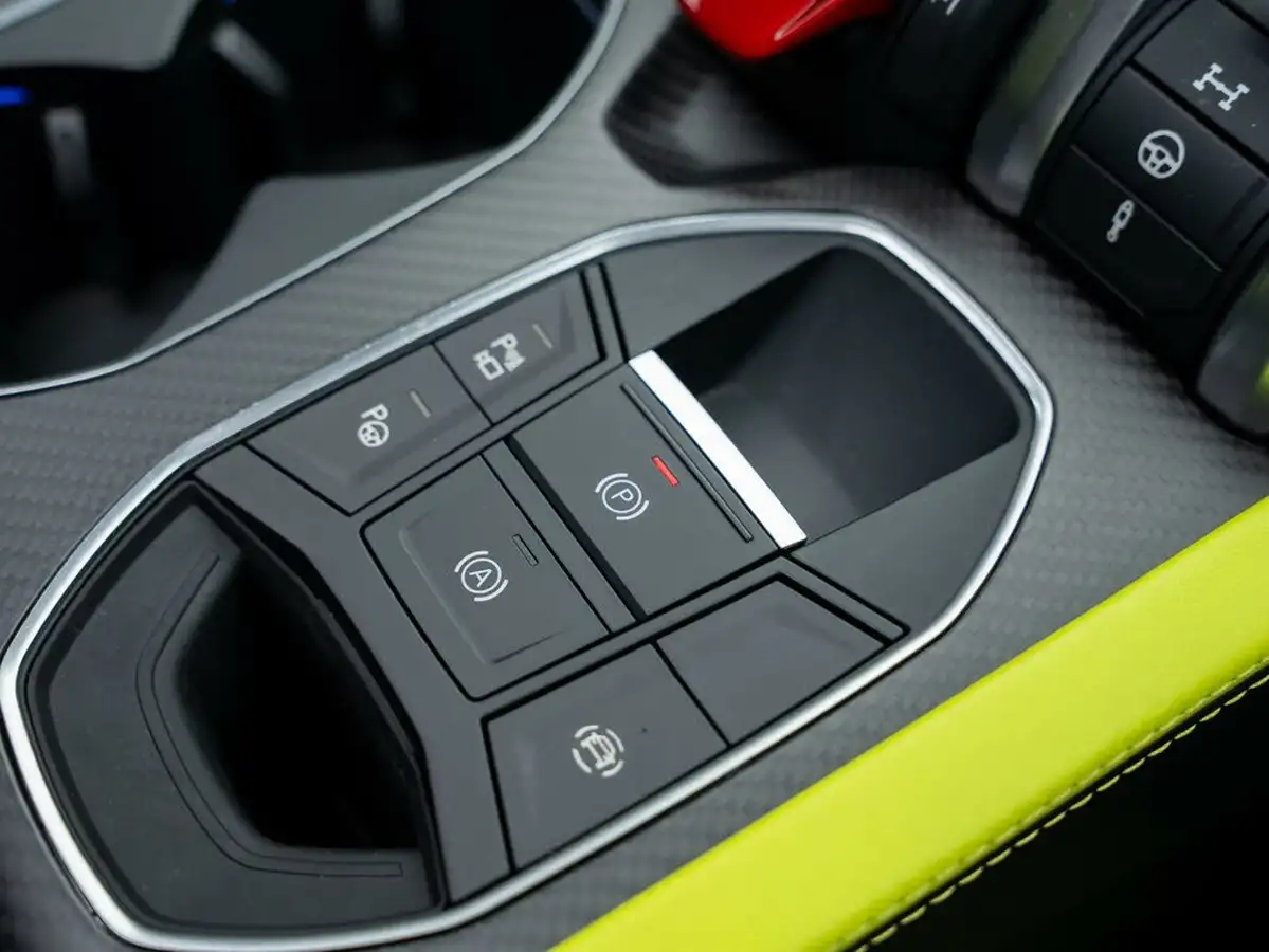 2022-lamborghini-urus-40-no-trim-big-39