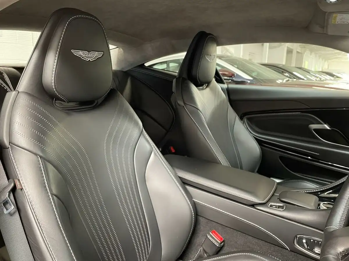 2017-aston-martin-db11-52-v12-big-8