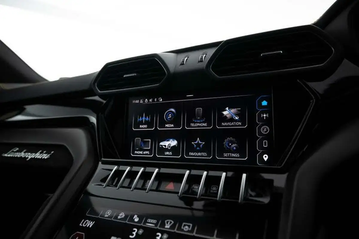 2023-lamborghini-urus-40-no-trim-big-12