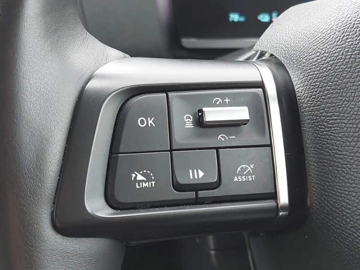 2022-citroen-c4-e-c-series-edition-big-14