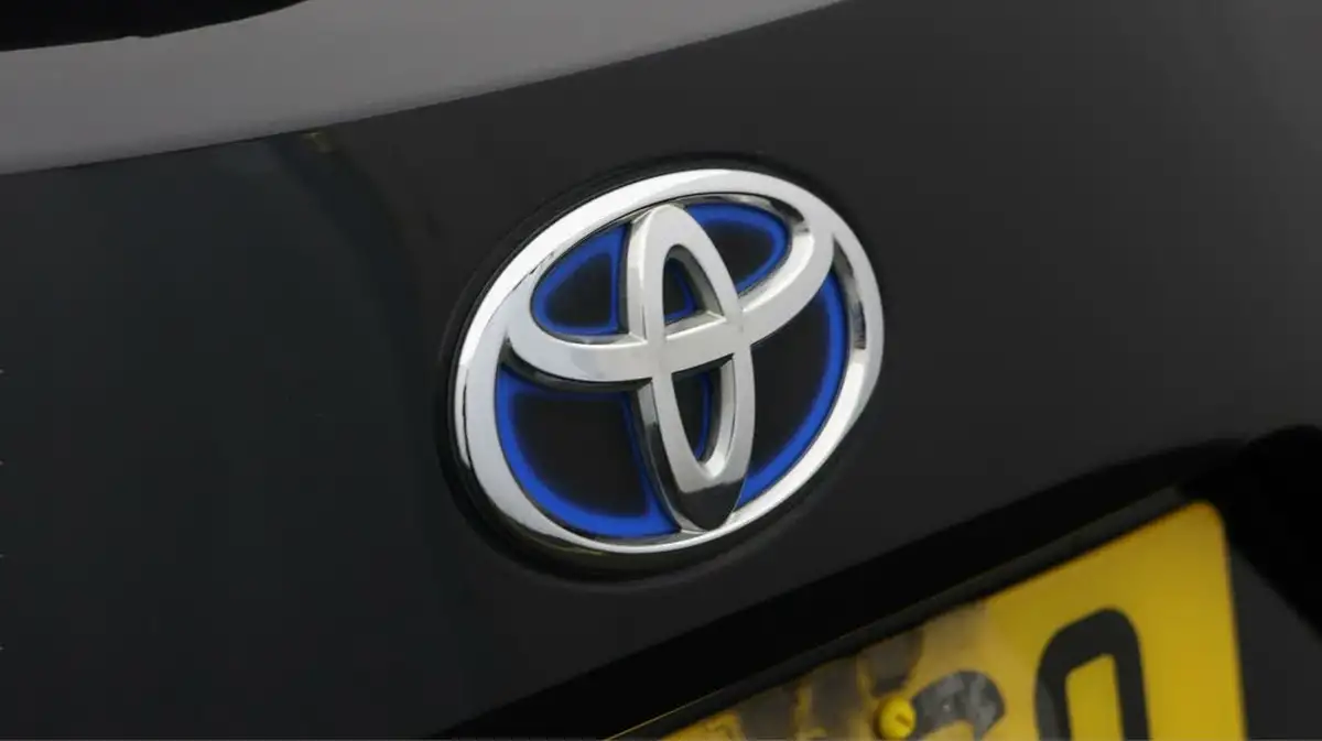 2020-toyota-corolla-18-vvt-i-icon-tech-spare-wheel-touring-sports-5d-big-19