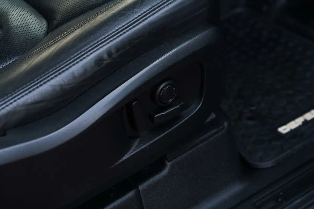 2021-land-rover-110-defender-30-d250-hse-big-23