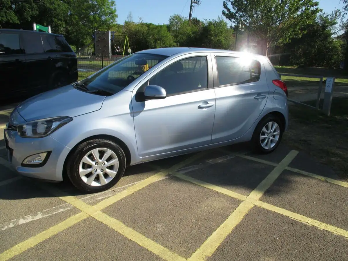 2014-hyundai-i20-12-active-5d-big-17