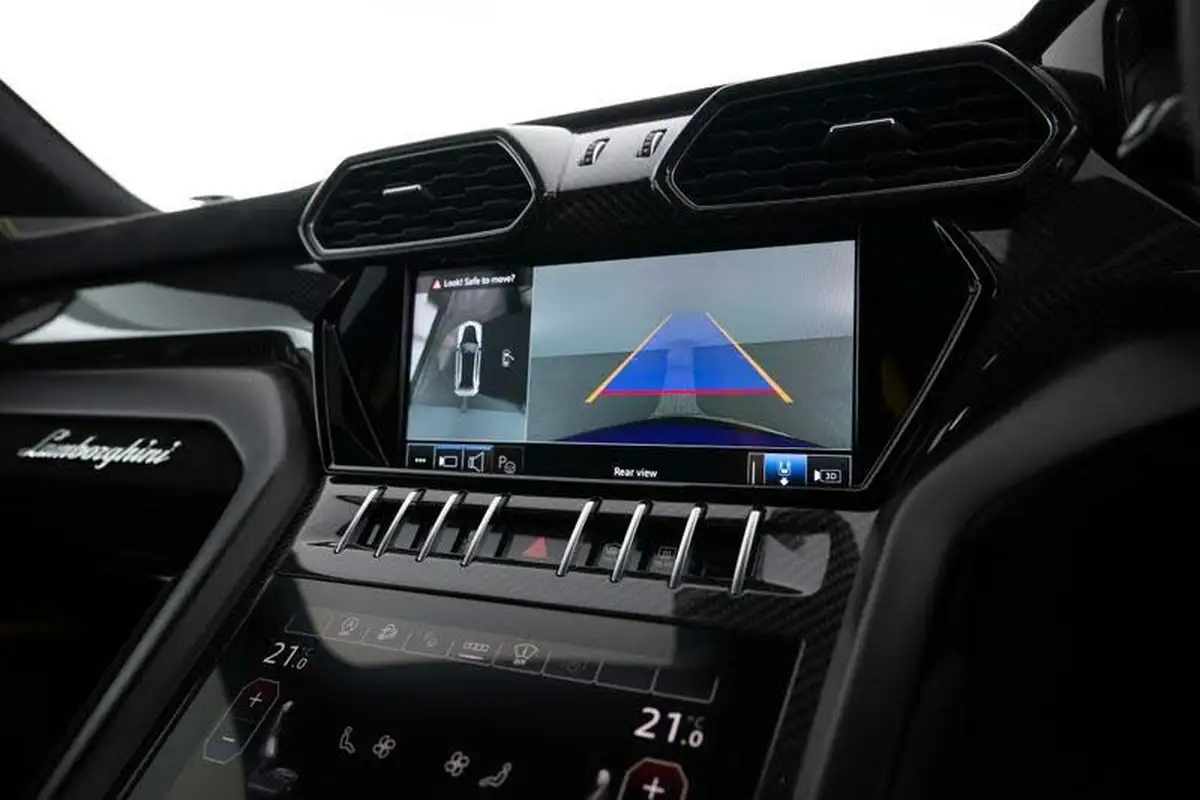 2024-lamborghini-urus-40-no-trim-big-11