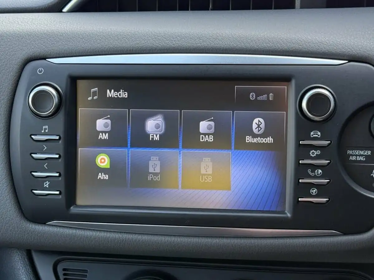 2017-toyota-yaris-10-vvt-i-icon-tech-big-19
