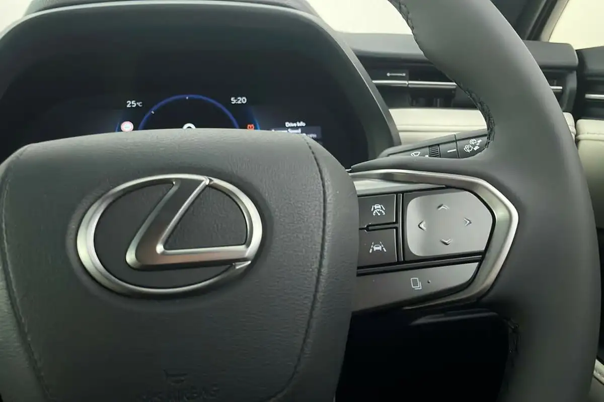 2025-lexus-lbx-15-premium-plus-big-15