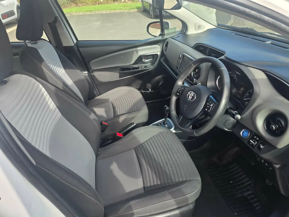 2019-toyota-yaris-15-vvt-i-icon-tech-98bhp-hybrid-1497cc-e-cvt-big-47