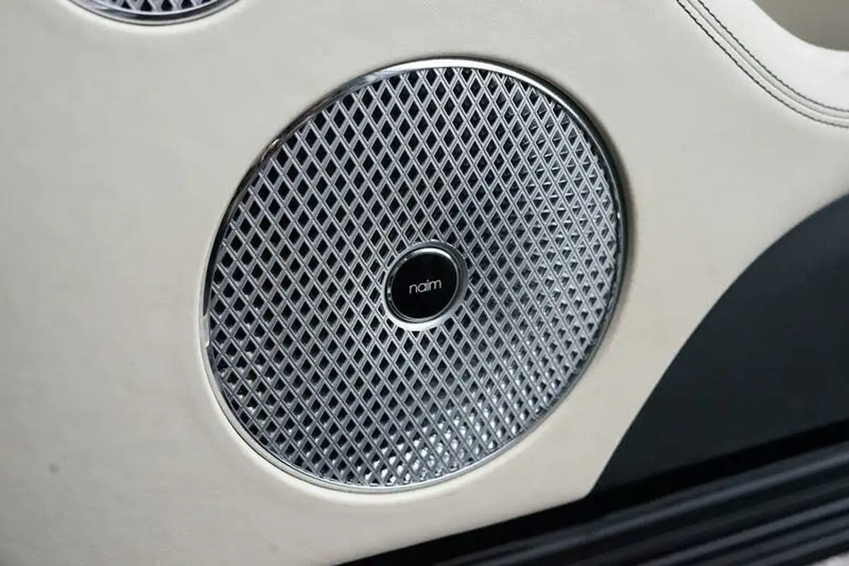 2019-bentley-bentayga-40-v8-big-16