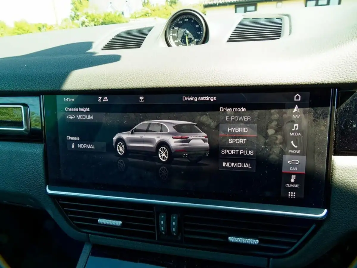 2018-porsche-cayenne-30-v6-e-hybrid-big-39