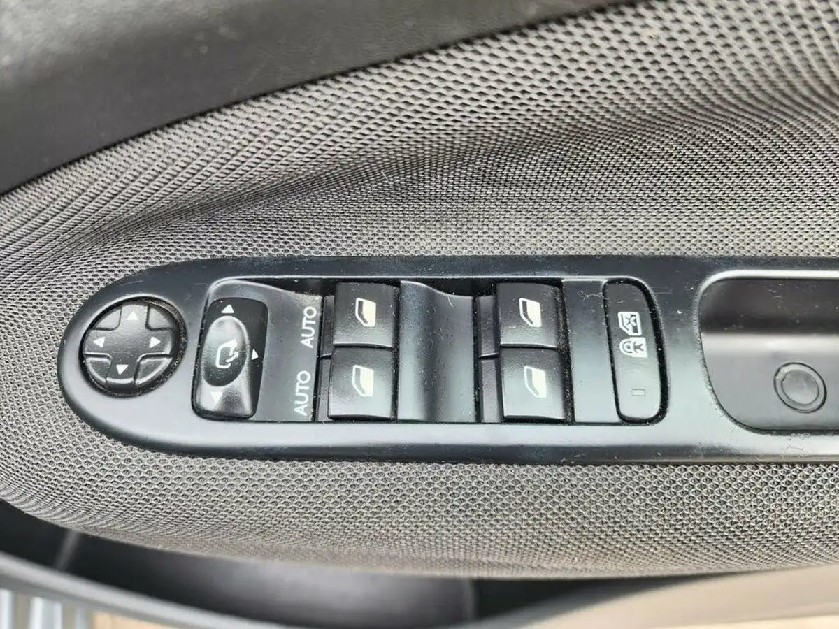 2017-citroen-c3-picasso-16bluehdi-platinum-big-19