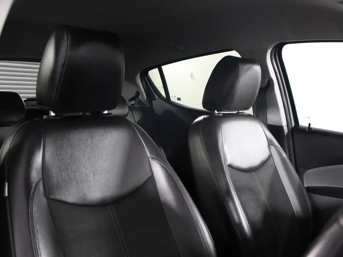 2015-vauxhall-viva-10-sl-big-9