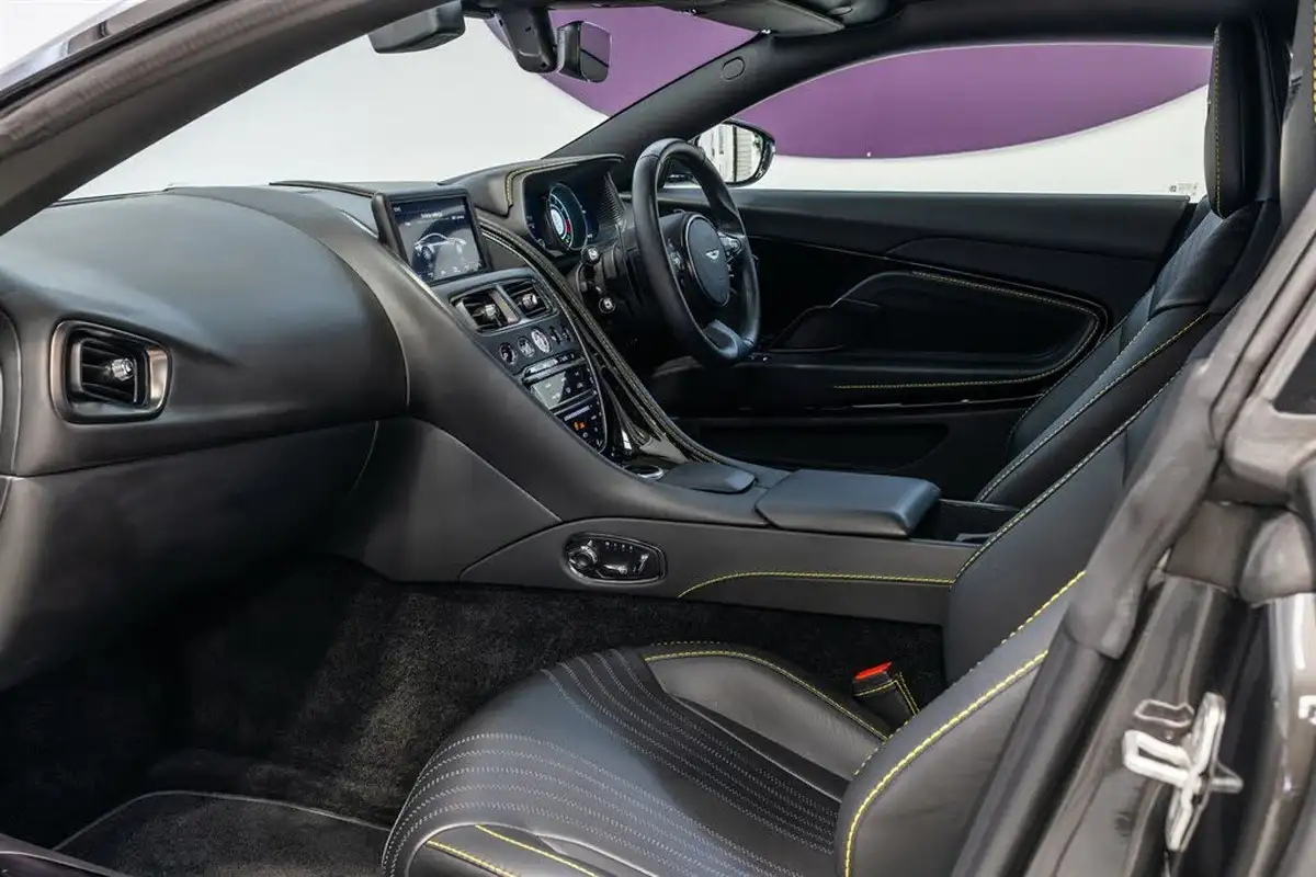 2017-aston-martin-db11-52-v12-big-8