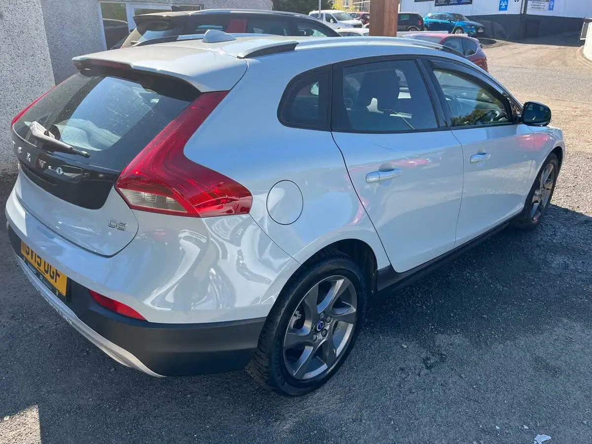 2015-volvo-v40-16td-d2-cross-country-lux-nav-big-7