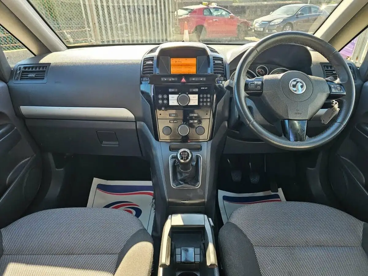 2013-vauxhall-zafira-18-design-140ps-big-18