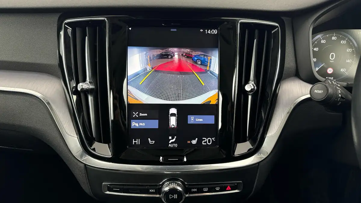 2020-volvo-v60-20-t4-momentum-plus-big-17