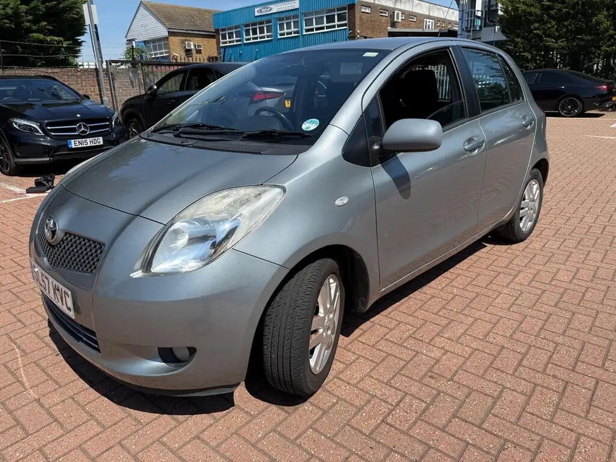 2007-toyota-yaris-13-tr-5d-big-8