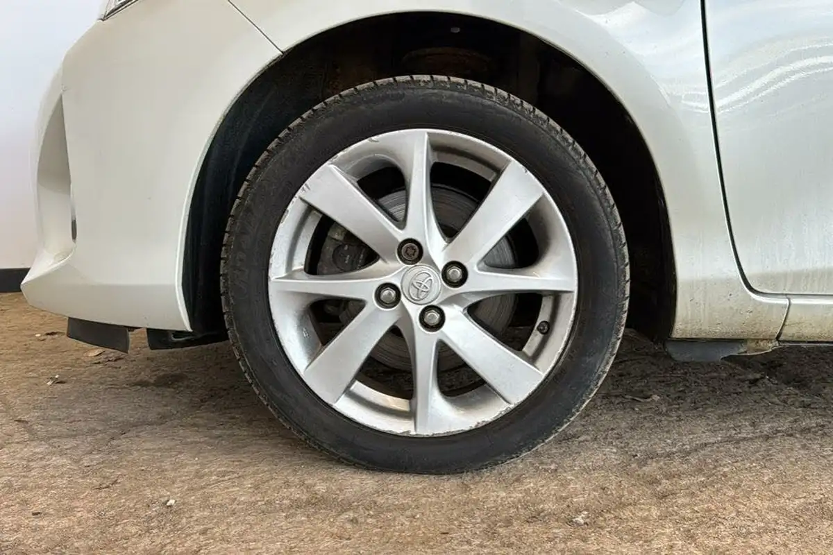2014-toyota-yaris-15-vvt-i-excel-hybrid-big-28