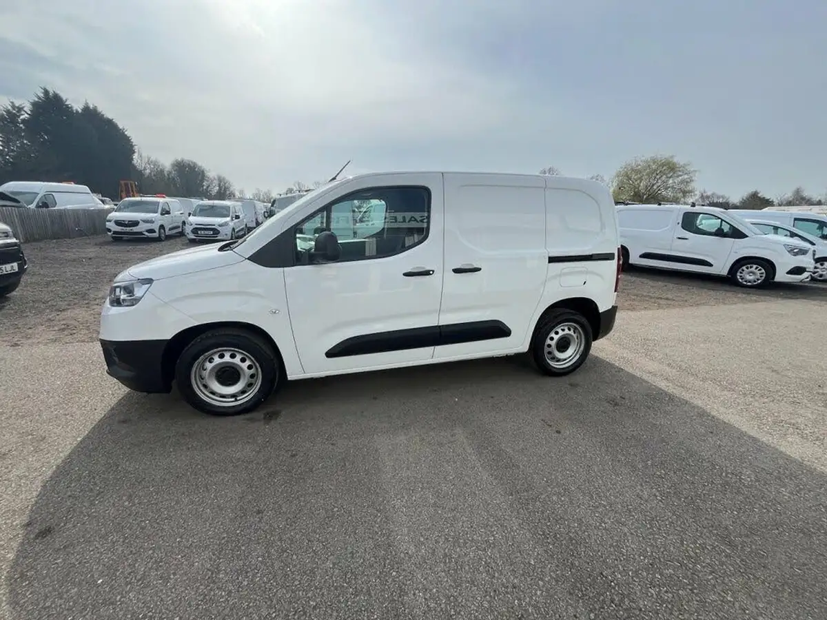 2022-toyota-proace-city-15d-active-big-3
