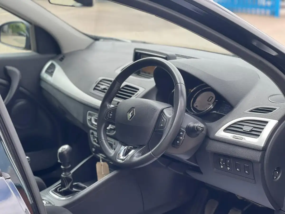 2014-renault-megane-15dci-dynamique-tom-tom-energy-ss-sport-tourer-5d-big-16