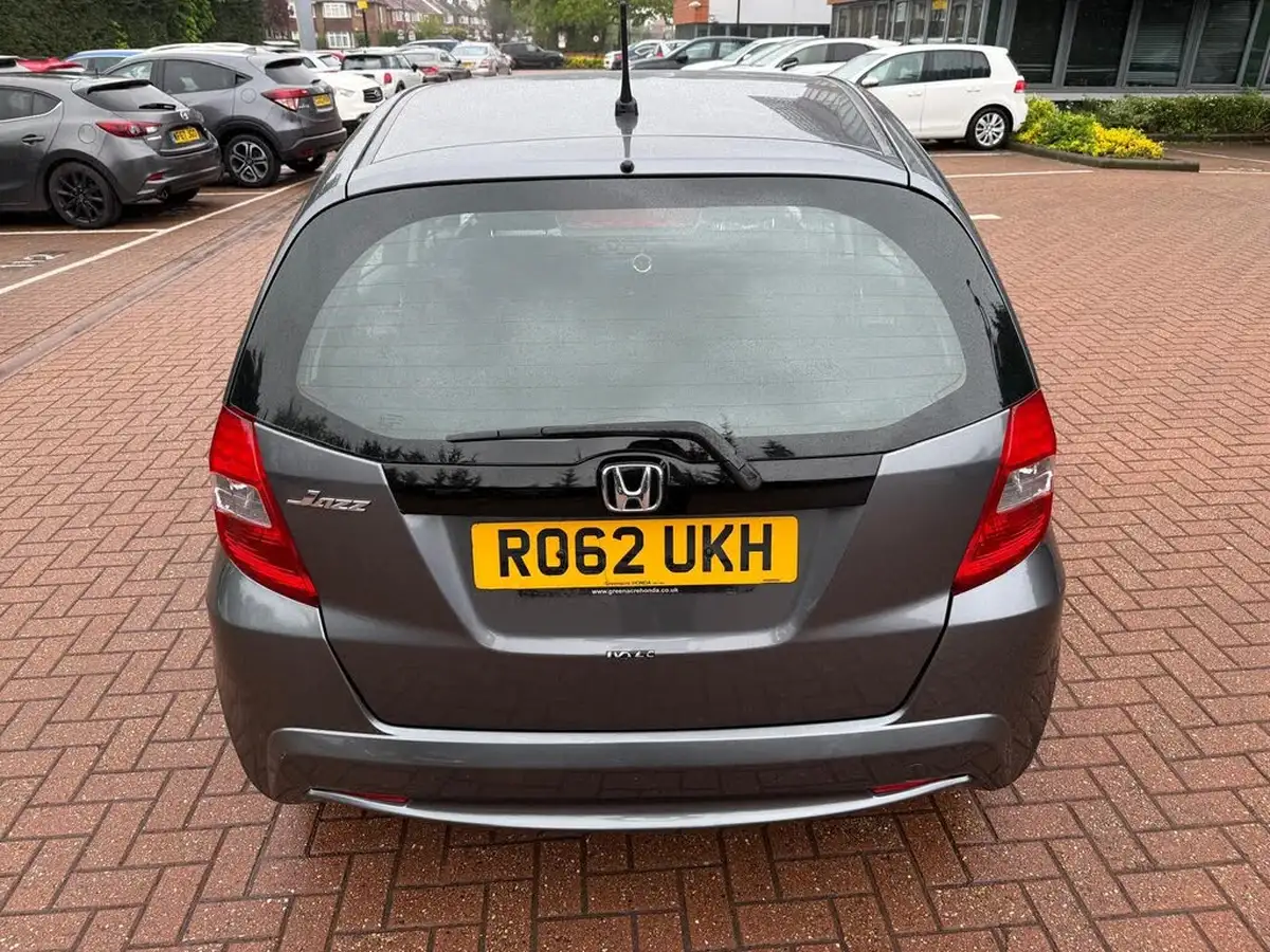 2012-honda-jazz-14-es-cvt-big-23