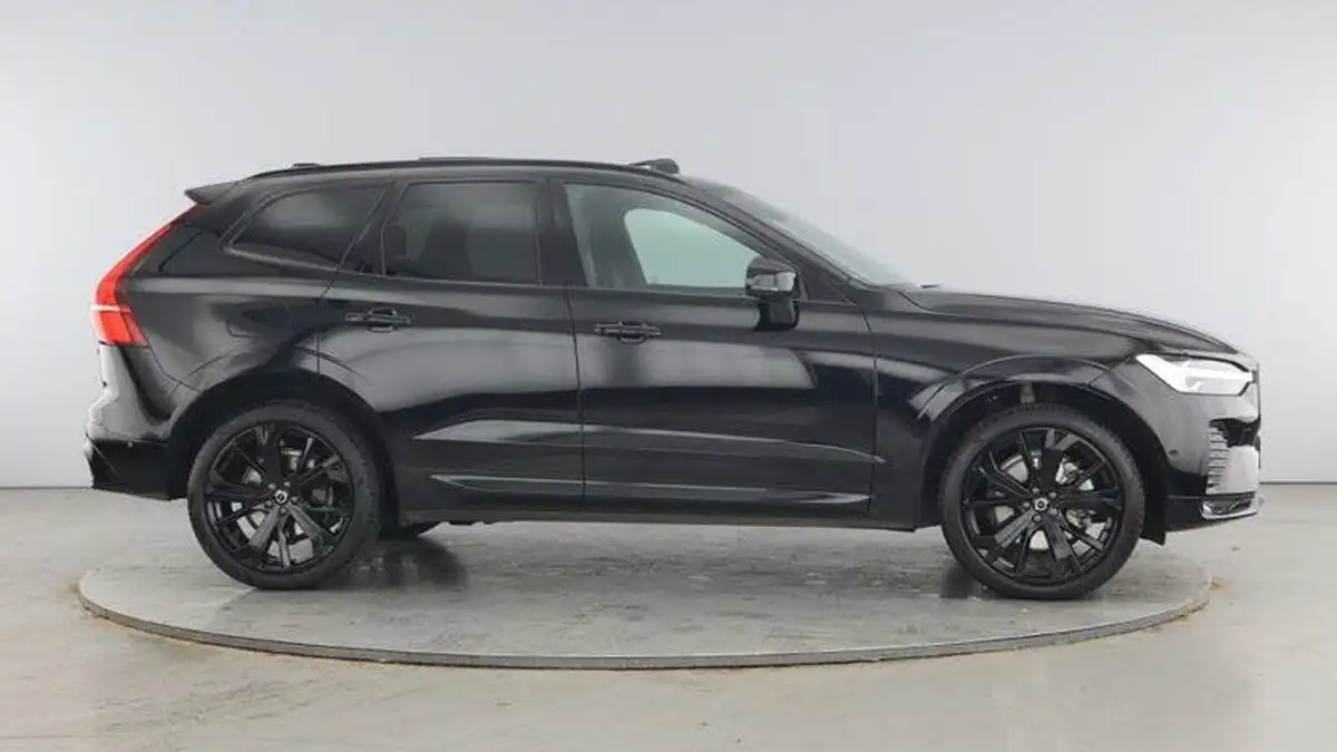 2024-volvo-xc60-20-b5-ultra-black-edition-big-3