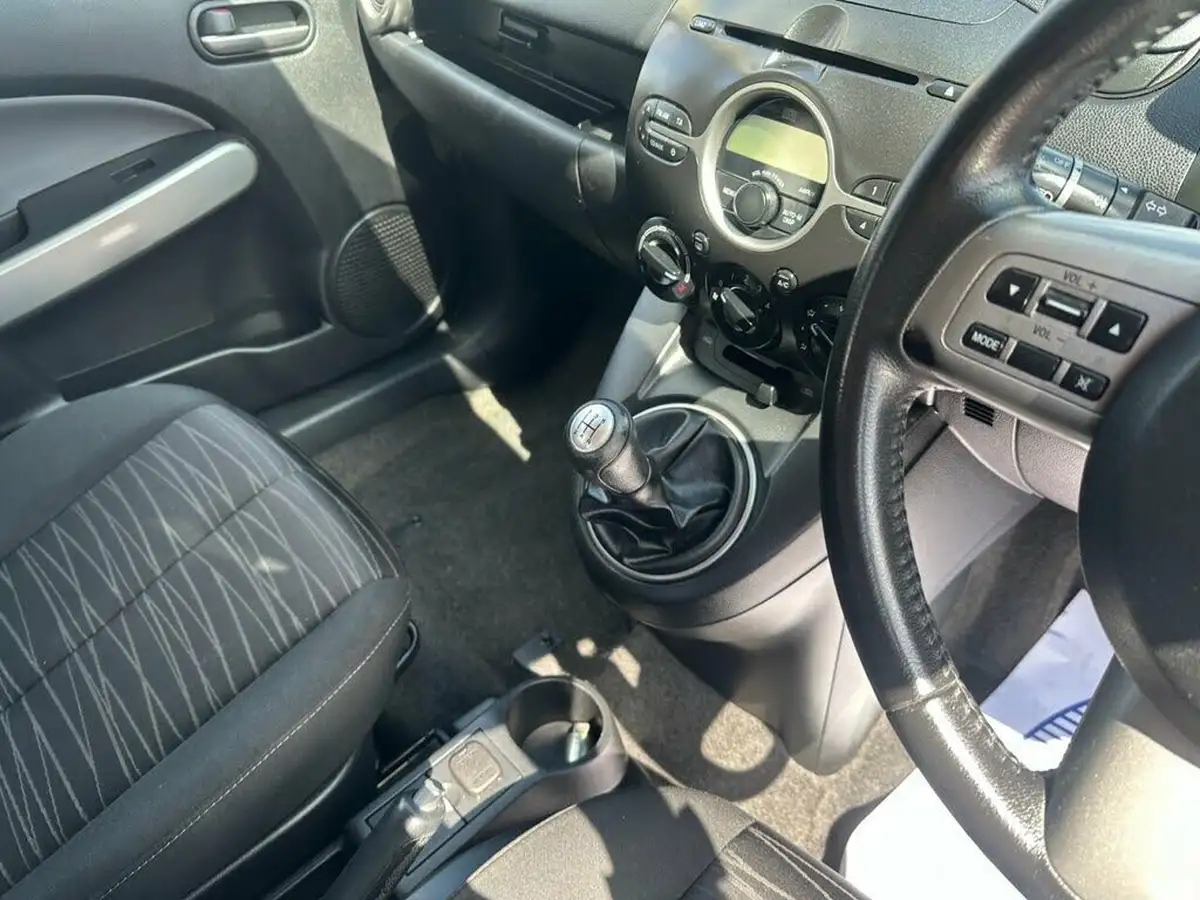 2010-mazda-mazda2-13-tamura-5d-big-19