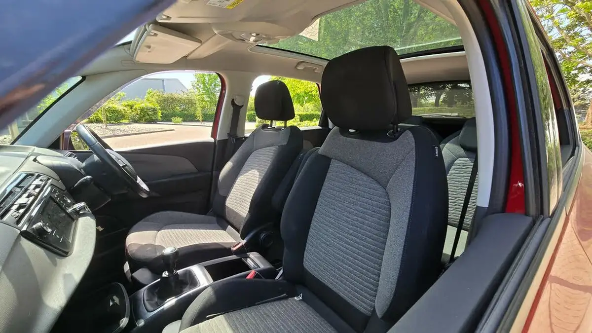 2015-citroen-c4-picasso-16bluehdi-selection-big-36