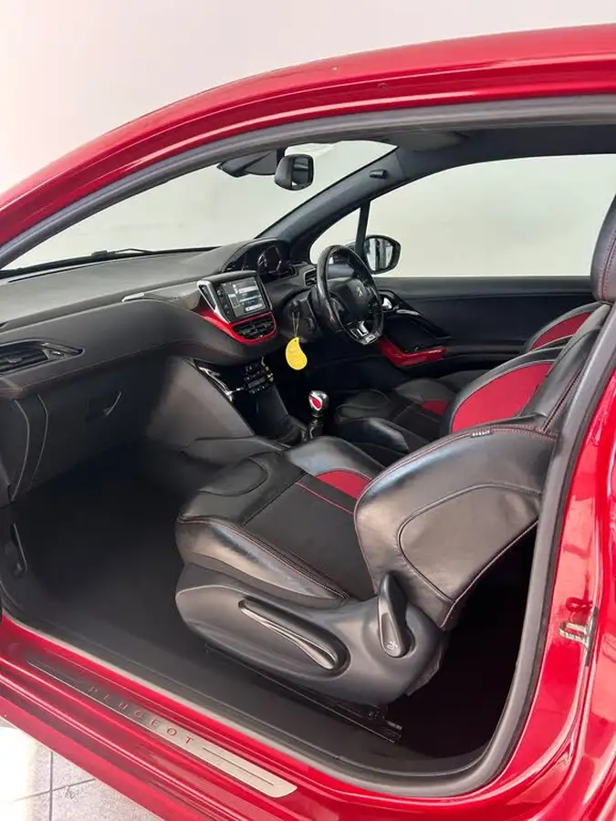 2013-peugeot-208-16-gti-big-9