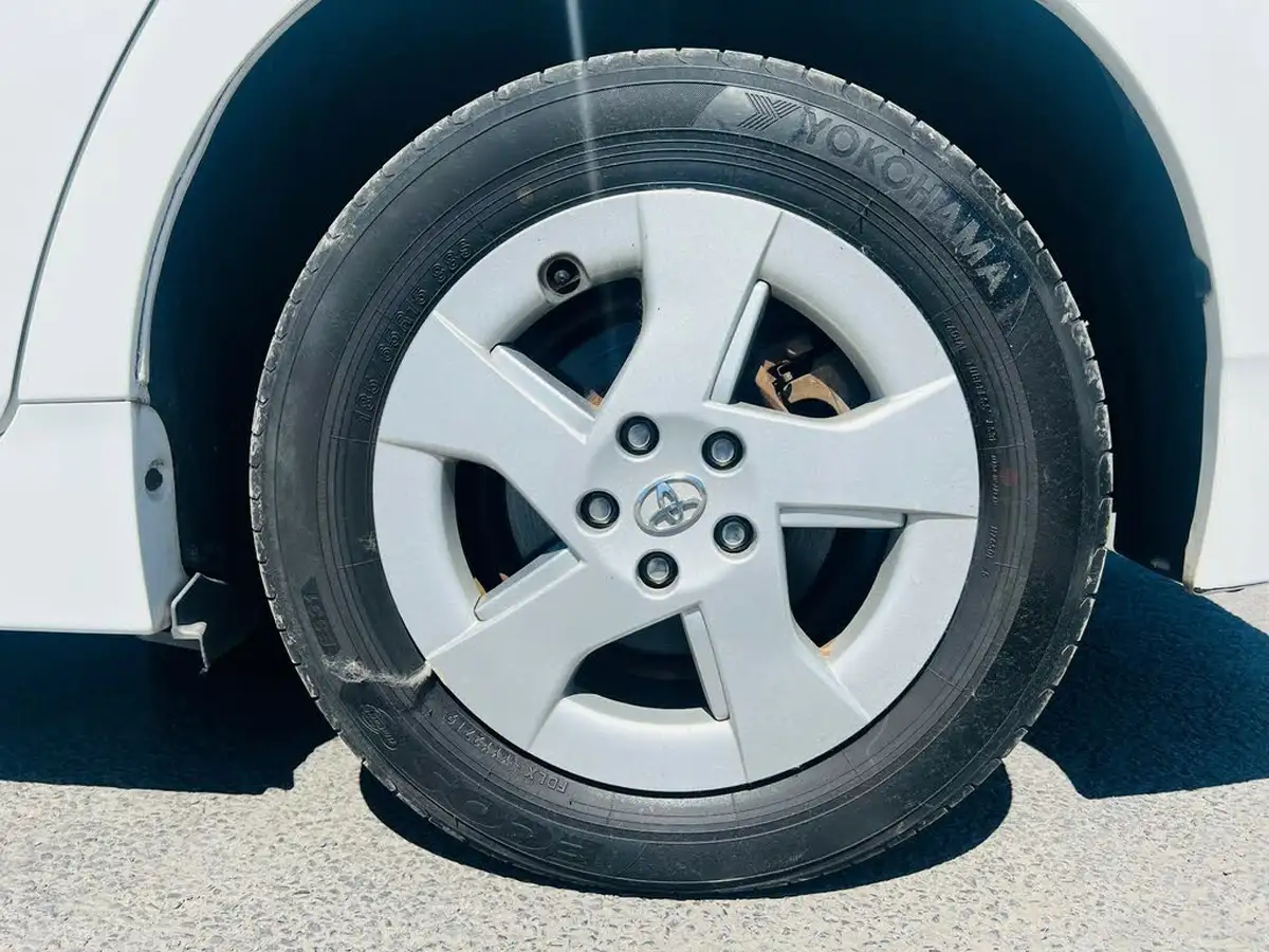 2011-toyota-prius-big-11