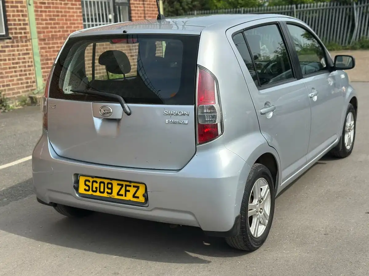 2009-daihatsu-sirion-13-se-big-5